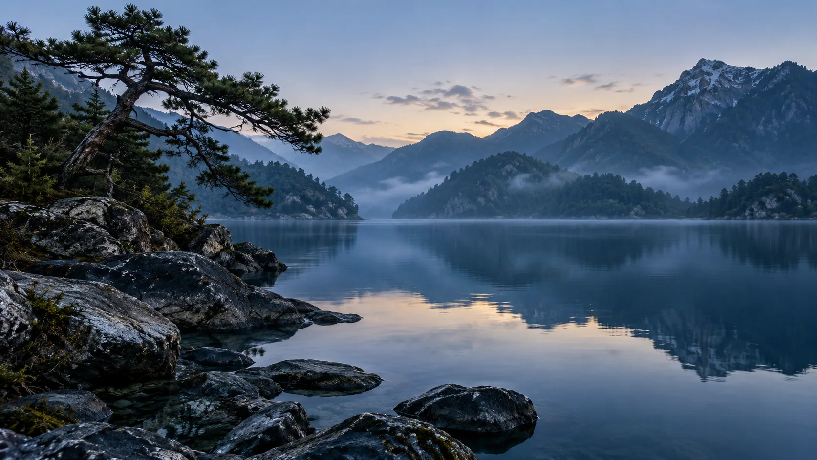 Klidné horské jezero za soumraku